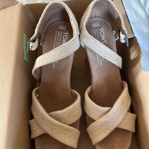 Toms Tan Sandals Minimalist Design